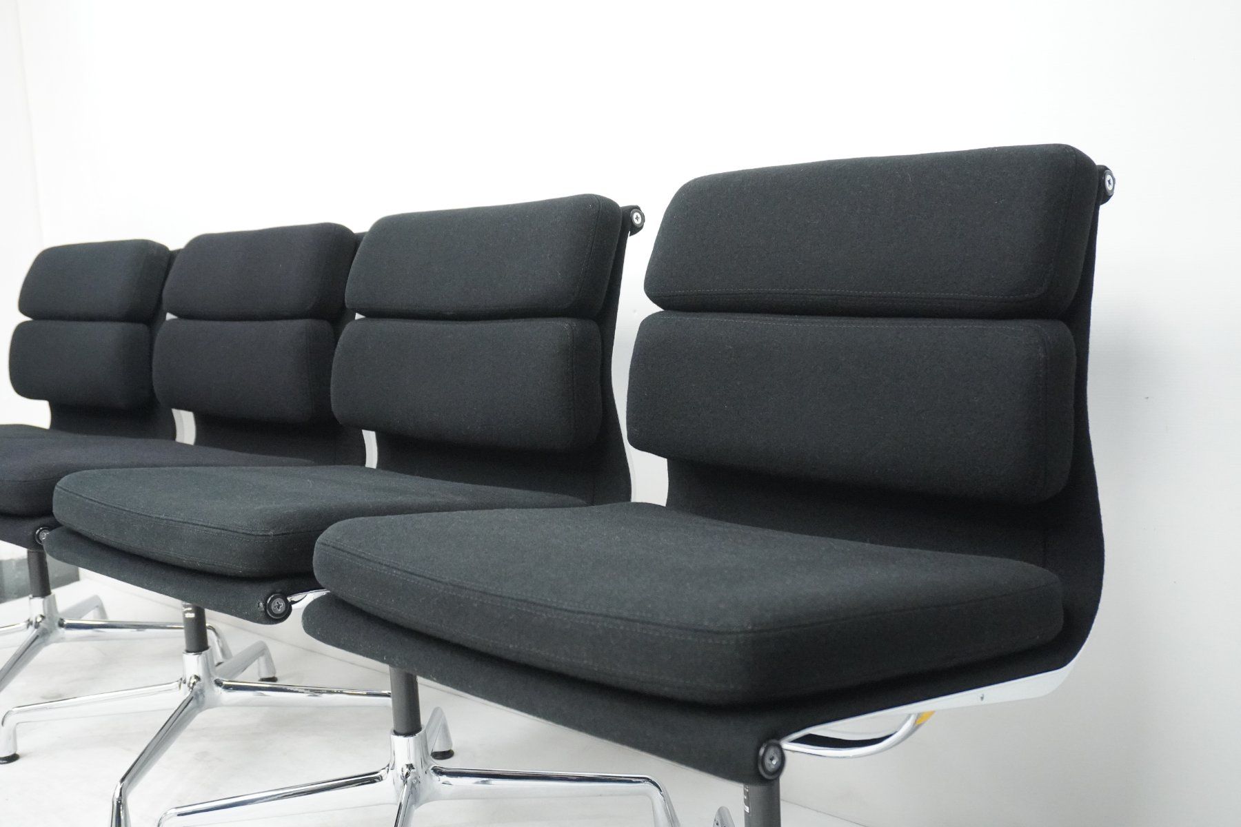 Vitra Stühle: Original Vitra Eames Soft Pad EA208 Stoff schwarz – Gebraucht aus Bad Zurzach von QLASSIQ 2