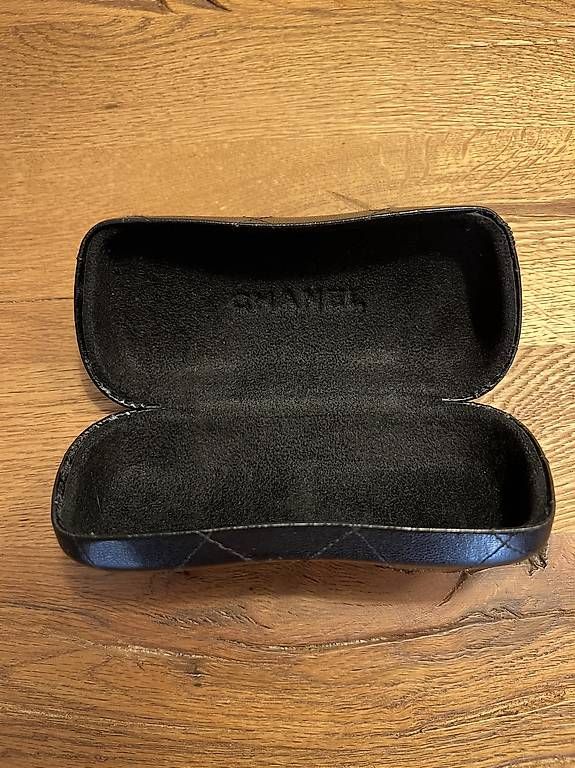 Chanel Autres vêtements & accessoires: Chanel Brillenetui – D'occasion à Baar par Branka3 2