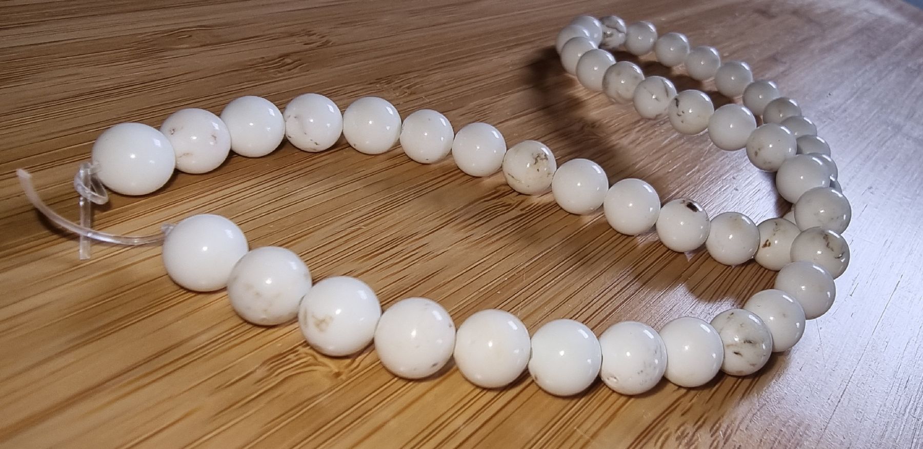 Minerali & Pietre curative: Magnesit 8mm. Strang – Nuovo e nell'imballaggio originale da Menziken venduto da Mirager 2