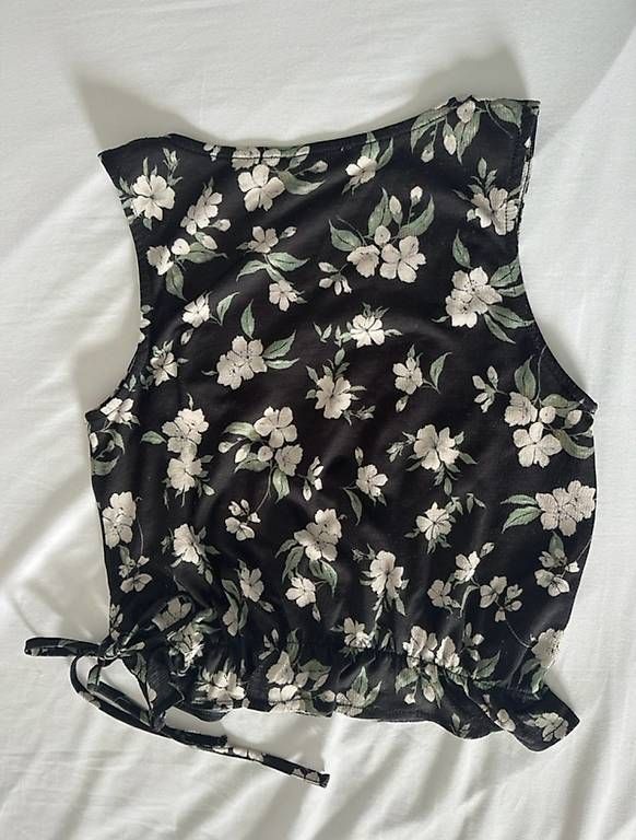 Tops: Schwarzes geblümtes Top von Pull&Bear – Gebraucht aus Balsthal von nlo_wg7q 1