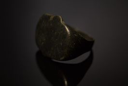 Mittelalterlicher Bronze-Fingerring mit breitem Ringkopf