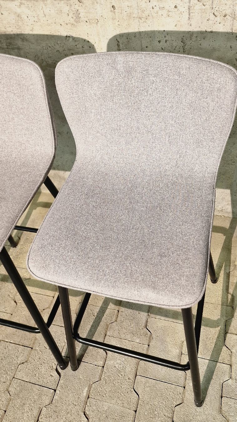 Hocker: Moderner Barhocker mit Stoffbezug und Metallgestell – Gebraucht aus Affeltrangen von Szafaoli 5