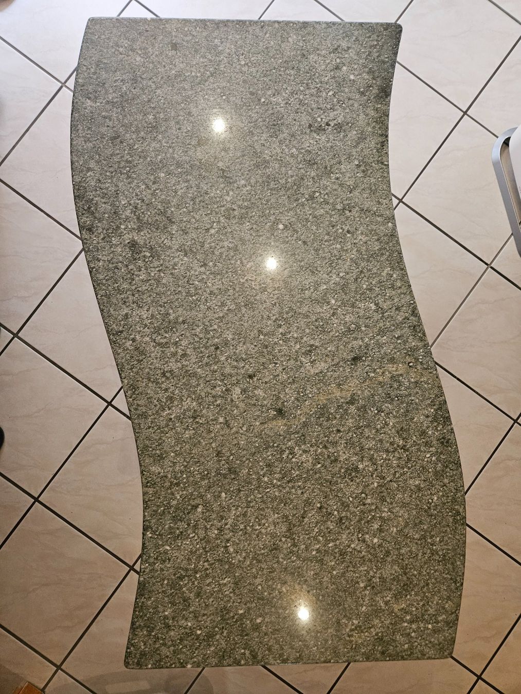 Tische: Couchtisch aus Granit in Wellenform – Gebraucht aus Münchwilen AG von pel_y9jx 1