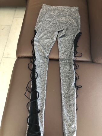Sportliche Leggings mit Schnürung Grösse S
