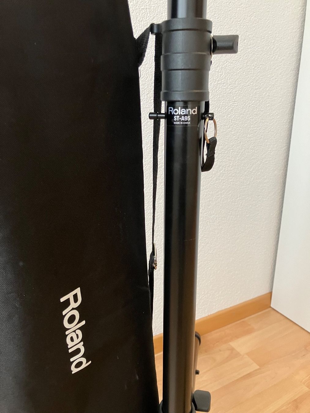 Wandhalterungen: Lautsprecherstativ Roland ST-A95 mit Hülle – Gebraucht aus Nidau von  2