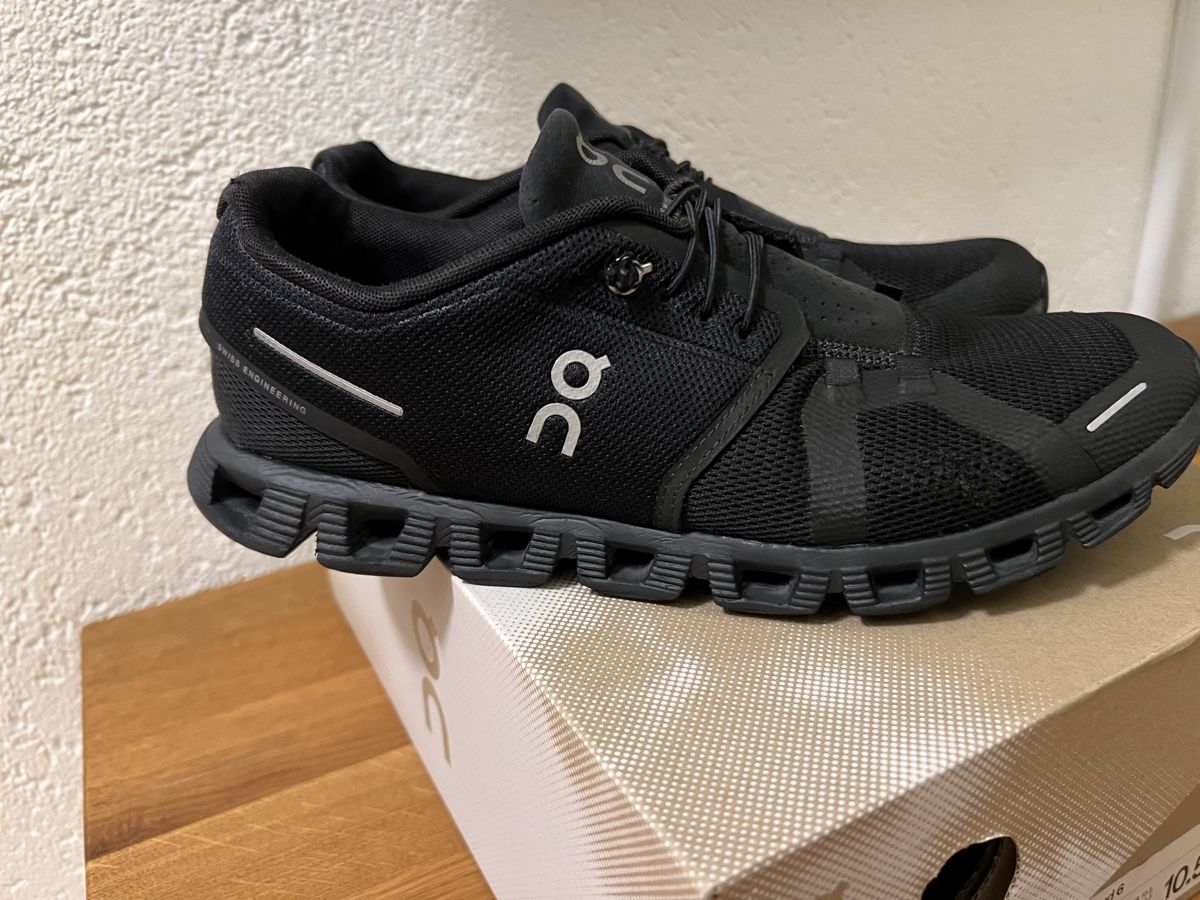 On Chaussures hommes: ON Cloud 6 Schuhe Schwarz Grösse 42.5 – Neuf (Voir description) à Chur par ZATO 1