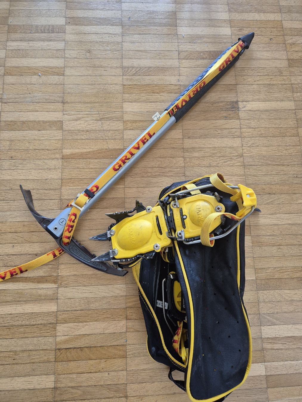 Autre équipement outdoor: Steigeisen und Pickel  – D'occasion à Zürich par arb_b689 1
