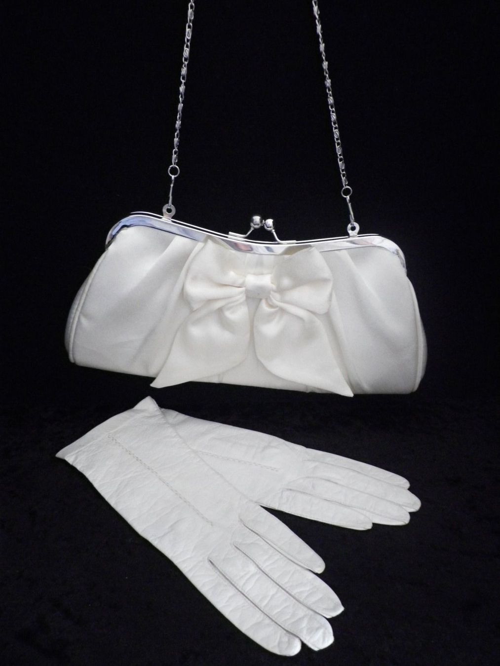 Taschen für Damen: Weisse Clutch mit weissen Lederhandschuh – Gebraucht aus Reinach BL von Annodomini 4