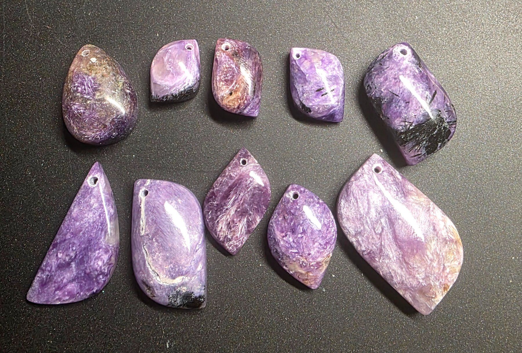 Minerali & Pietre curative: 💜✨ 10 wunderschöne Charoit Anhänger Set – Nuovo e nell'imballaggio originale da Matzingen venduto da Shay_Crystalz