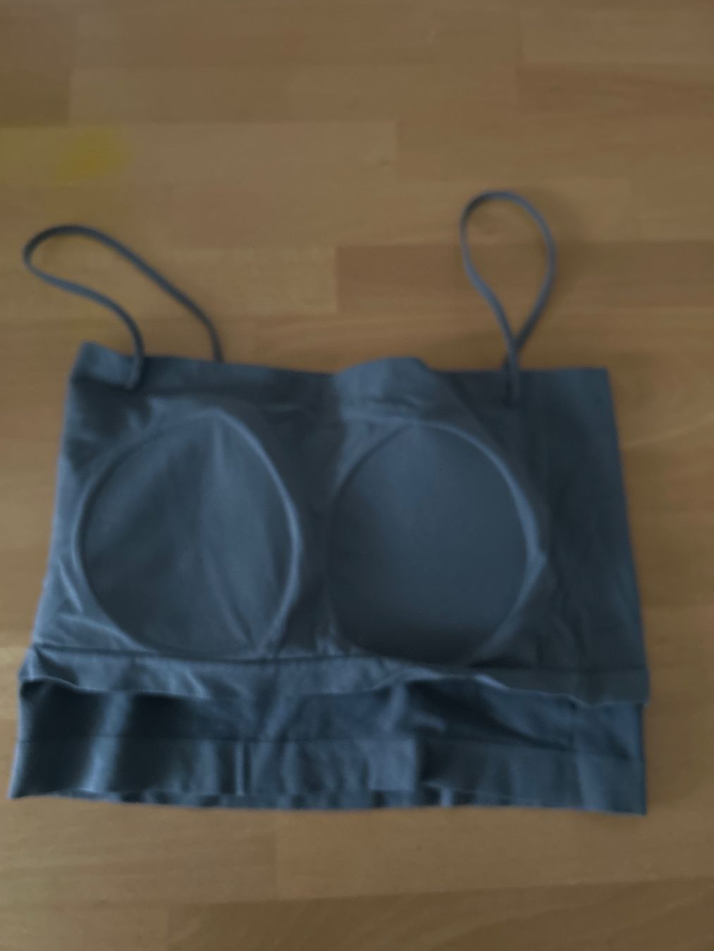 Top: Top dunkelgrau mit integriertem BH – Usato da Buttisholz venduto da allule13 1