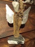 Engel aus Treibholz und Stein Kopf und Sockel