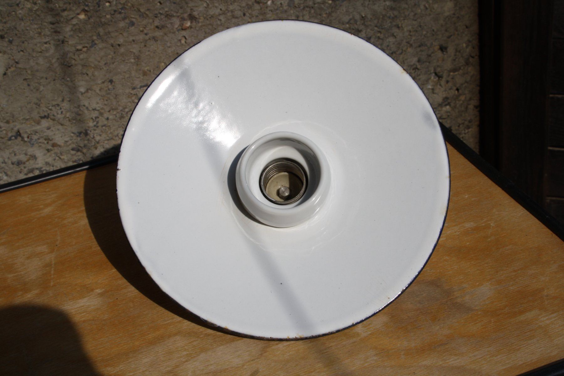 Lampen: ALTE LAMPE MIT EMAILSCHIRM STALLLAMPE ? – Gebraucht aus Wauwil von Pneuedy 2