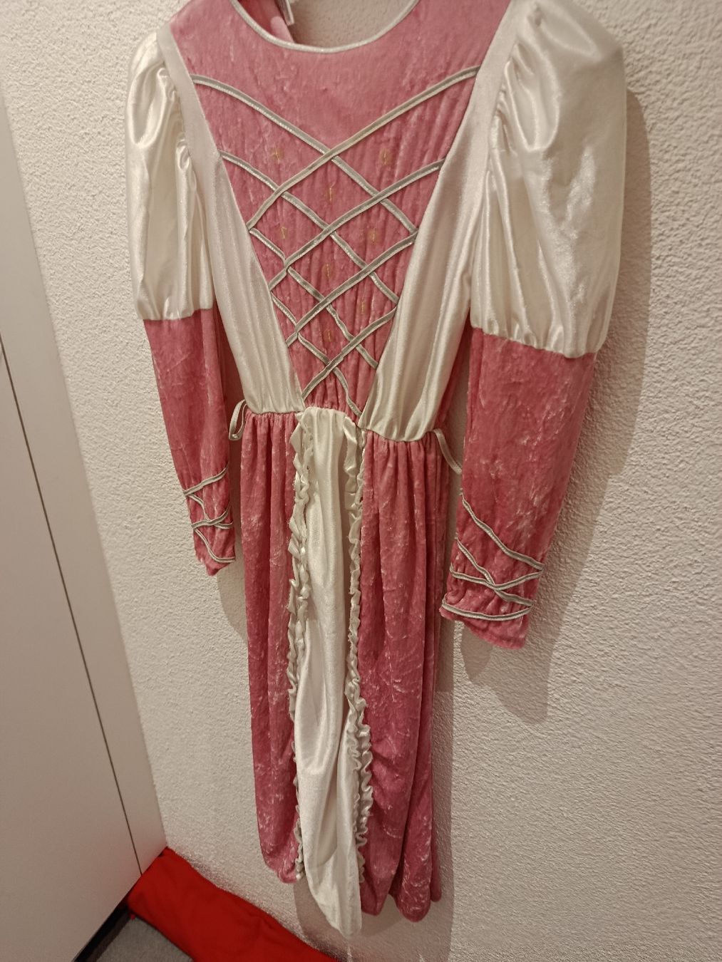 Costumi: Hofdamenkleid Grösse 140 – Usato da Wattwil venduto da sunicheyenne