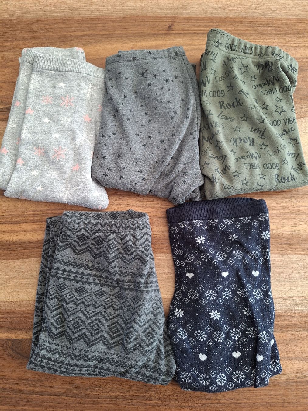Lotti & Set di vestiti: Kleiderpaket 03 (5 Trainerhosen / Launchware) – Usato da Affeltrangen venduto da Salz-Pfeffer