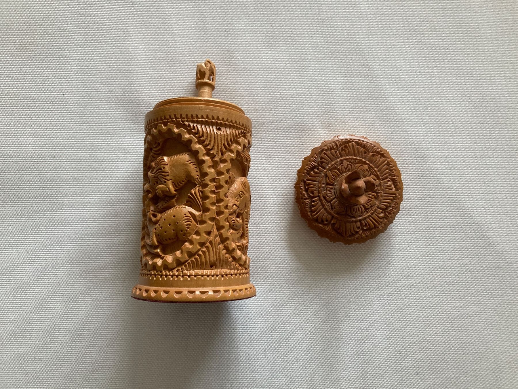 Küchengeräte: Vintage Handgeschnitztes Holz Dose mit Deckel - Teemühle – Neu (gemäss Beschreibung) aus Küsnacht ZH von PLZoll 2