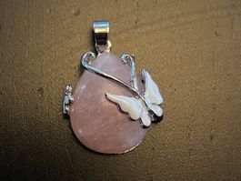 Amulett/ Anhänger aus Rosenquarz mit Schmetterling