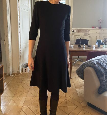 Schwarzes Masskleid von OTIS – elegant & gefüttert