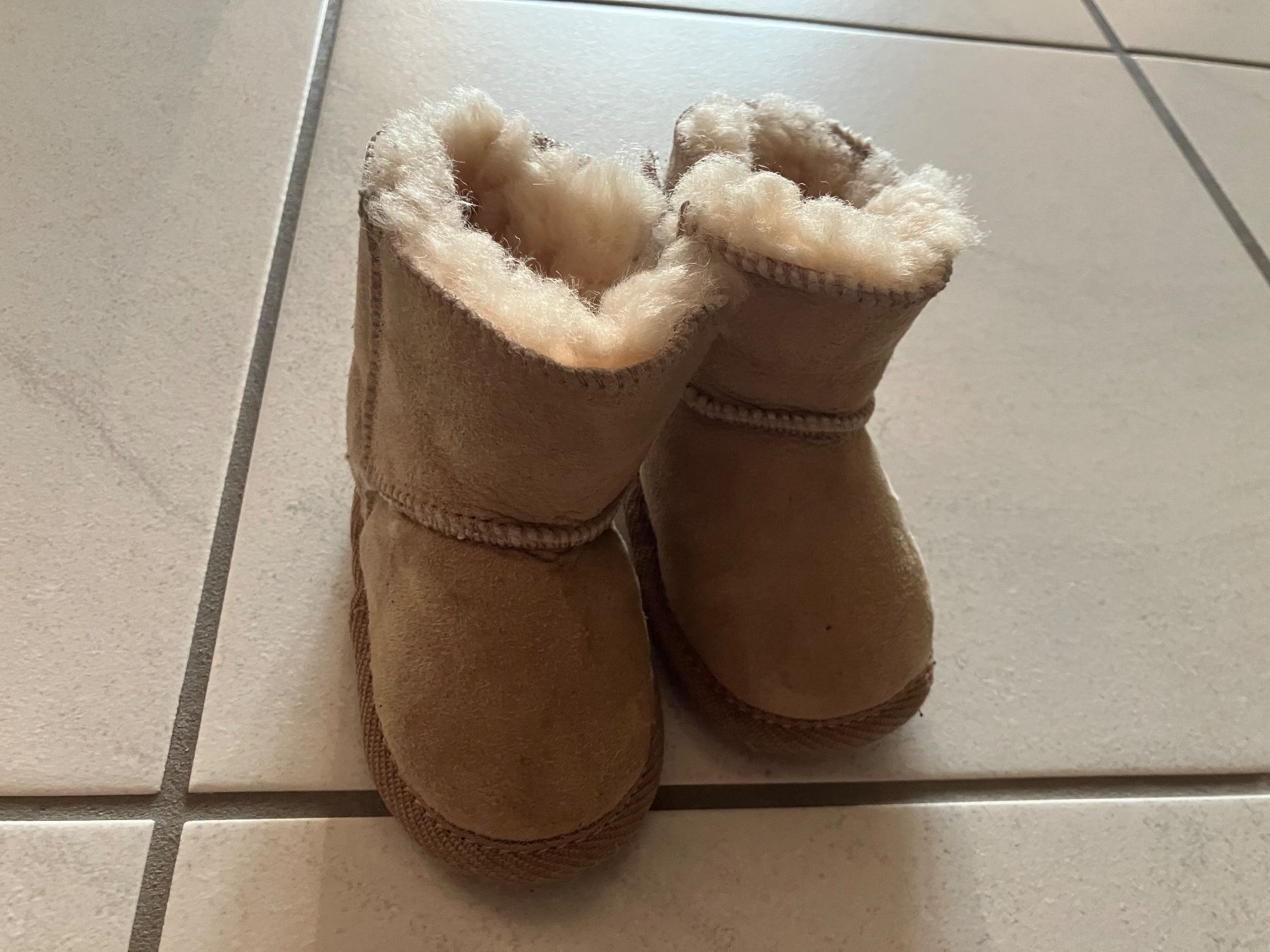 Ugg Chaussures garçon: UGG Boots Baby 16-18 – D'occasion à Chur par steffeli04