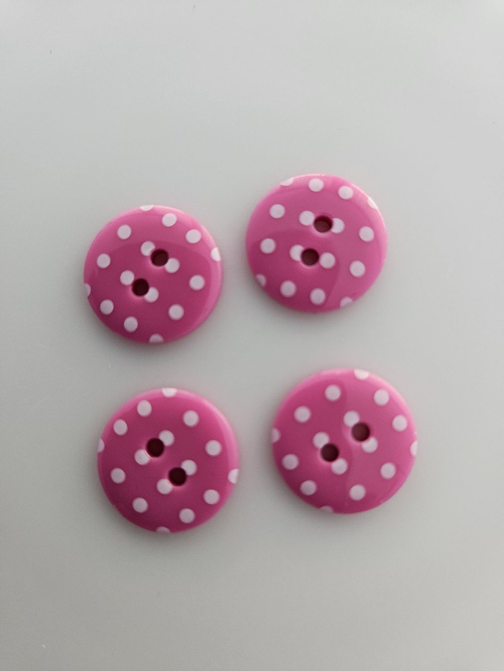 Bottoni: 4 Knöpfe pink mit weissen Punkten – Usato da Nürensdorf venduto da cul_b7h6