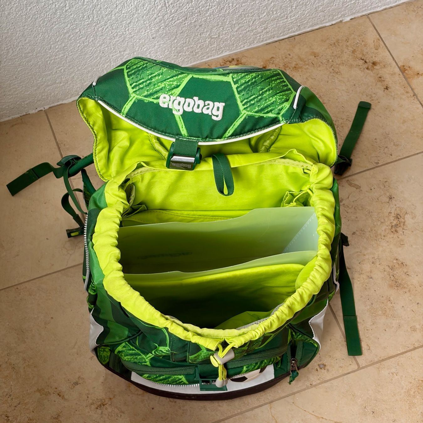 Ergobag Kindertaschen: Ergobag Schulrucksack grün inkl. 2 Etuis – Gebraucht aus Spiegel b. Bern von Axooh 1