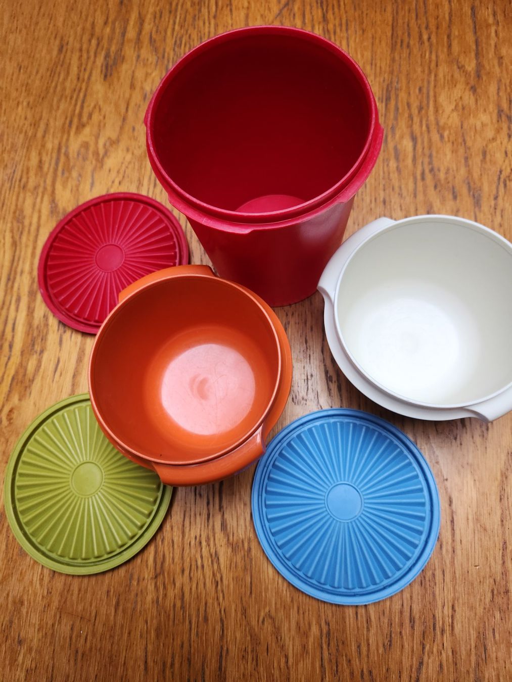 Tupperware Behälter & Ähnliches: Tupperware dichte Behälter 1.2l, 2x 650ml, mit Sünnelideckel – Gebraucht aus Gstaad von Kuhstall-2026 1