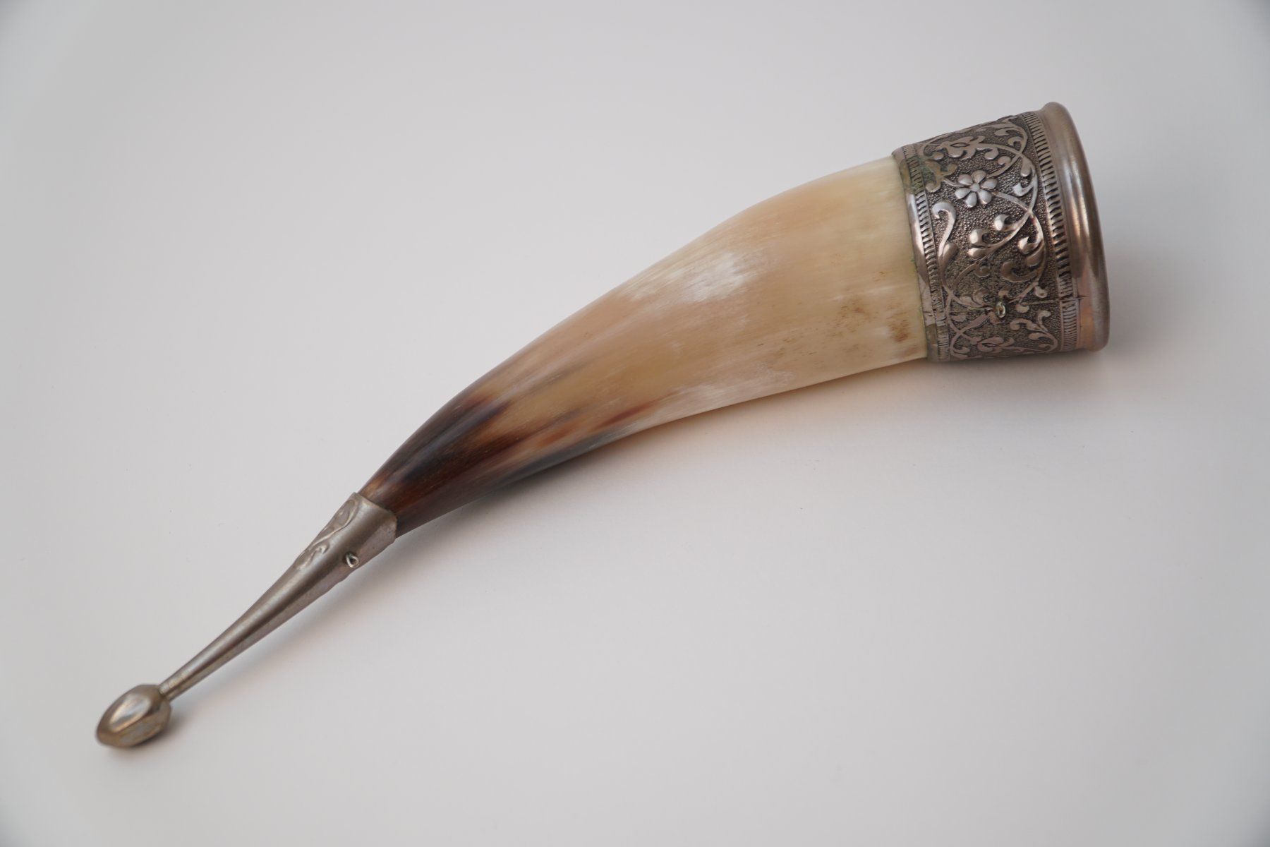 Tutte le decorazioni: Corne à boire décorative argentée, style médiéval – Usato da Bogis-Bossey venduto da VNT-GE.ch 5