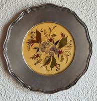 Dekorativer Teller aus Zinn und Keramik mit Blumenmuster