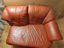 Kleines Doppelsofa linksbündig an Wand stellbar