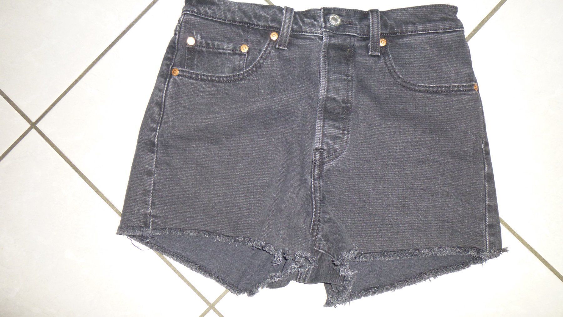 Levi's Jeans: Damen-Levi's-Shorts schwarz / Grösse 28 – Gebraucht aus Triengen von misterpicknicker
