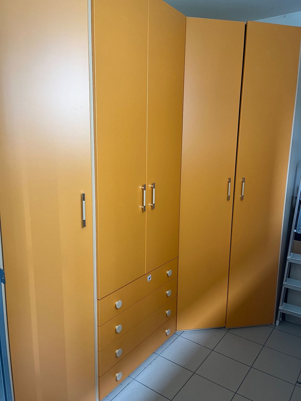 Schränke: Orangefarbener Eckkleiderschrank mit Schubladen – Gebraucht aus Echandens von lillisfashion