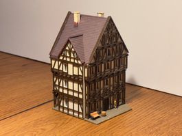 G0829: Altstadthaus, mit Dekorelementen (Spur N)