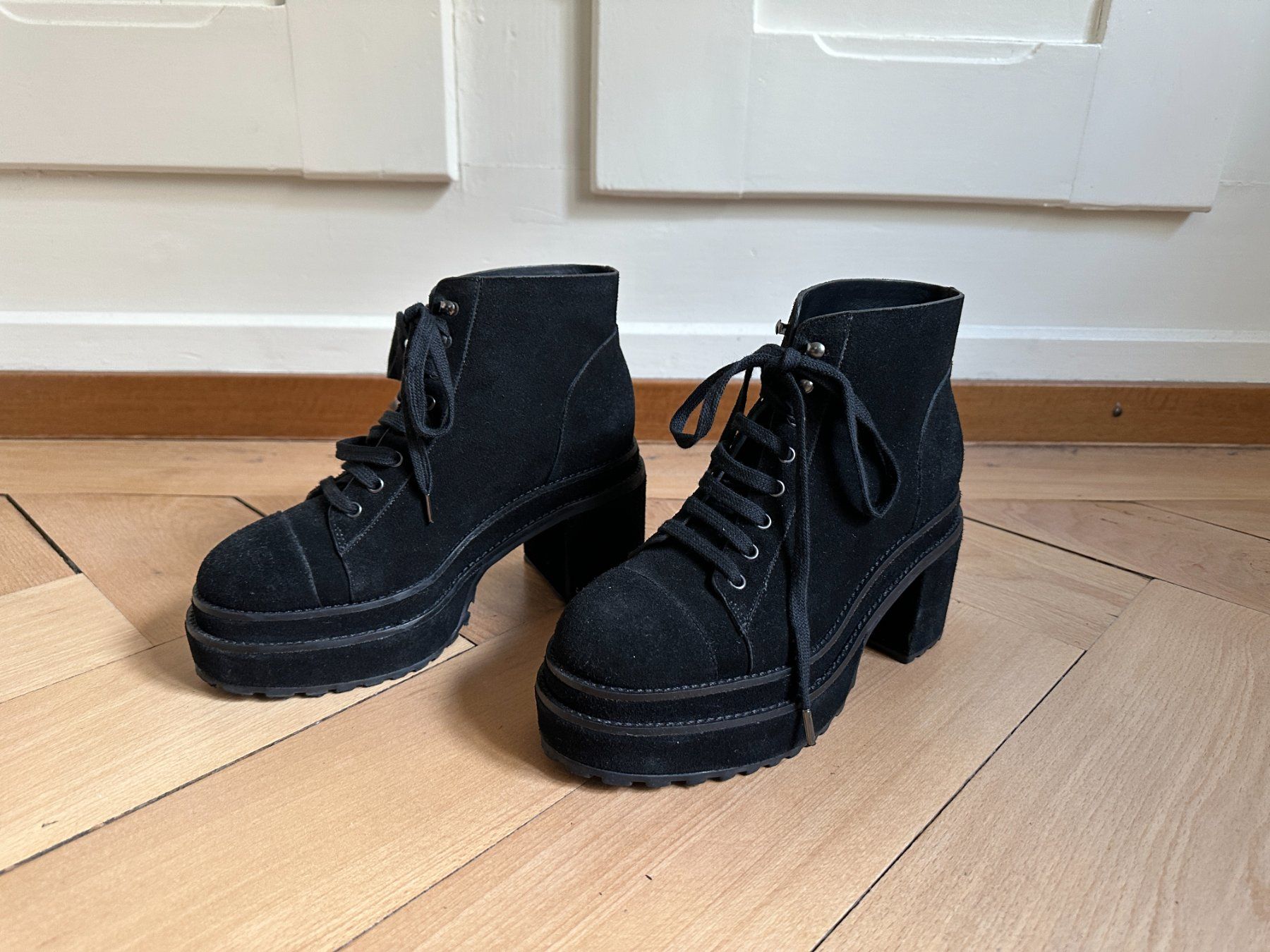 Chaussures femmes: CULT GAIA - Wildleder Stiefelette schwarz 35 – D'occasion à Zürich par Diazaio