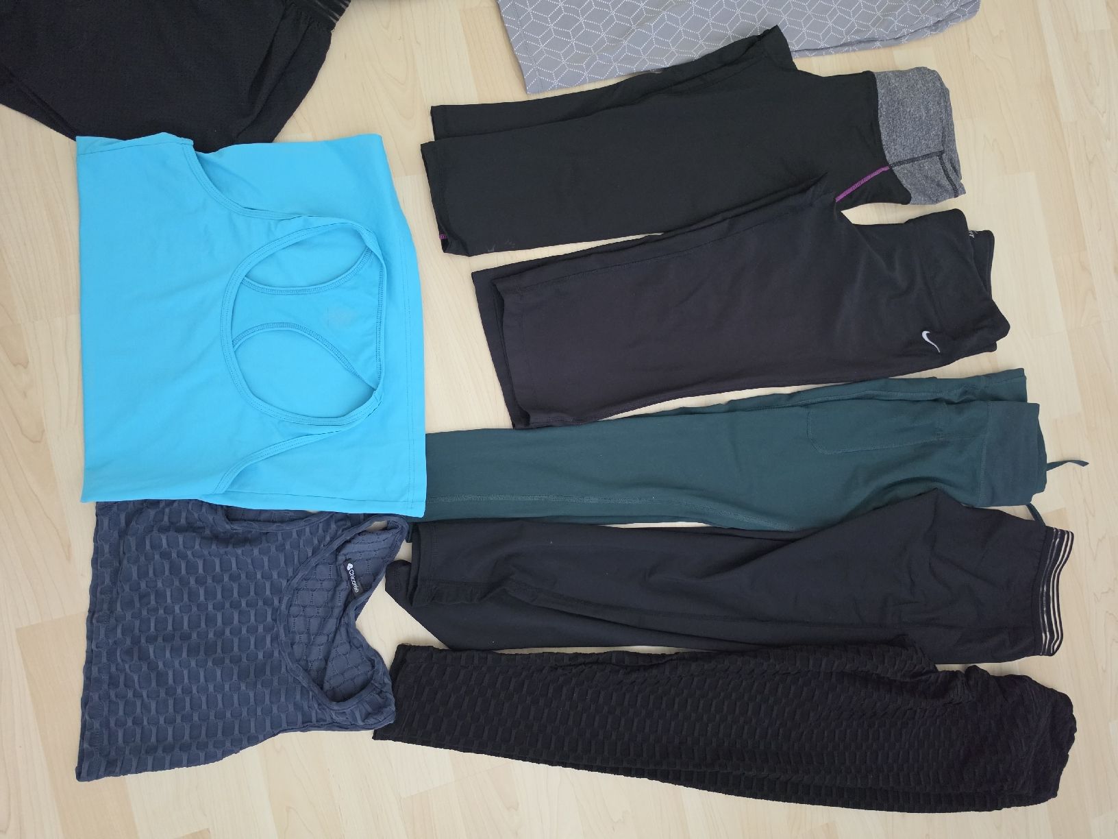Lotti di vestiti: Sportkleider Set gr. S – Usato da Würenlos venduto da Nigginiggi 2