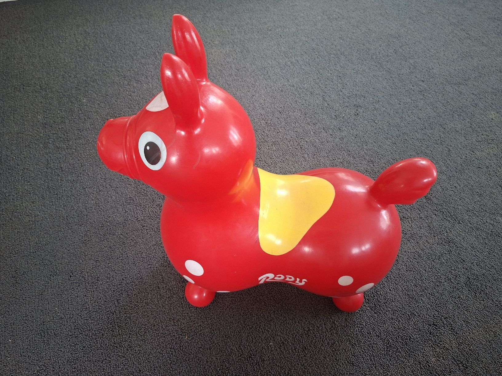 Spielzeuge: Rody Hüpfpferd rot mit gelbem Sattel – Gebraucht aus Gebenstorf von moseran13 2