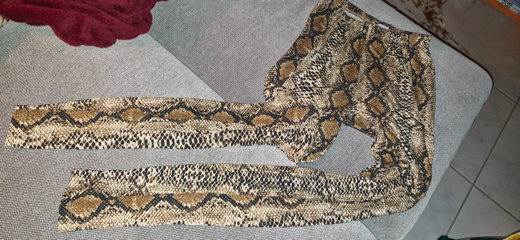 Leggings: Amisu Leggins, Schlangenmuster, Grösse M – Nuovo (secondo la descrizione) da Zell ZH venduto da Eva-Jana