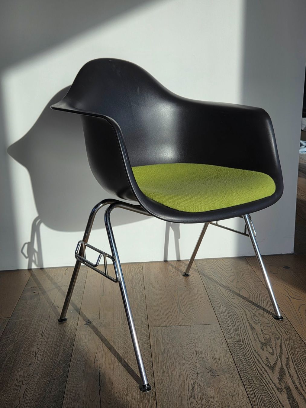 Vitra Stühle: Eames / Vitra Plastic Armchair – Gebraucht aus Zürich von PeterPanama 7