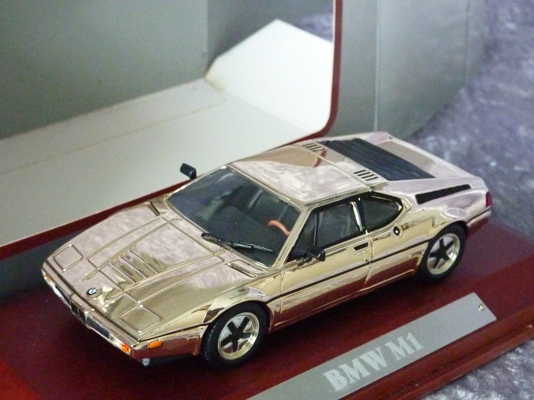 BMW Modellini d'auto: BMW M1 Silver 1:43 – Nuovo e nell'imballaggio originale da Dürrenäsch venduto da modellautos4you