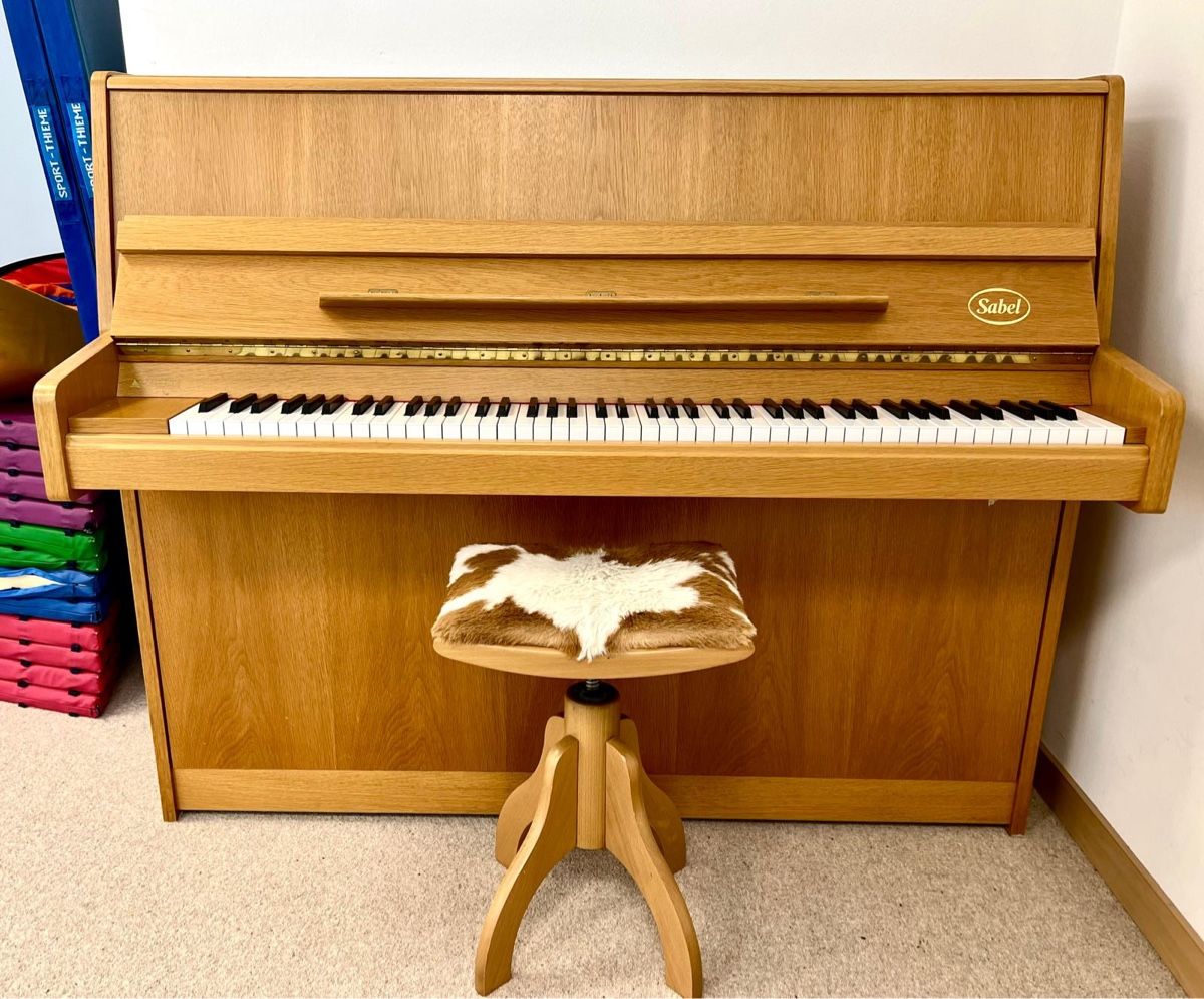 Strumenti musicali: Klavier Sabel mit Hocker sehr gut erhalten – Usato da Dornach venduto da atg_8sw9