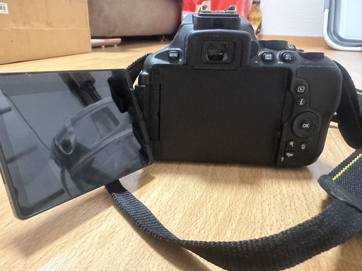 Nikon Fotocamera: Nikon D5600 Kamera, Top Zustand – Usato da Schübelbach venduto da ritualsx3 2