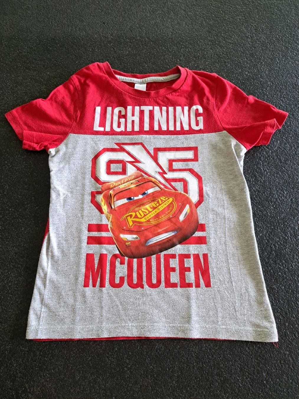 C&A Hemden, T-Shirts & Polos: 2 Kinder T-Shirts Grösse 116 Lightning McQueen – Gebraucht aus Bergdietikon von Staphylococcus 1