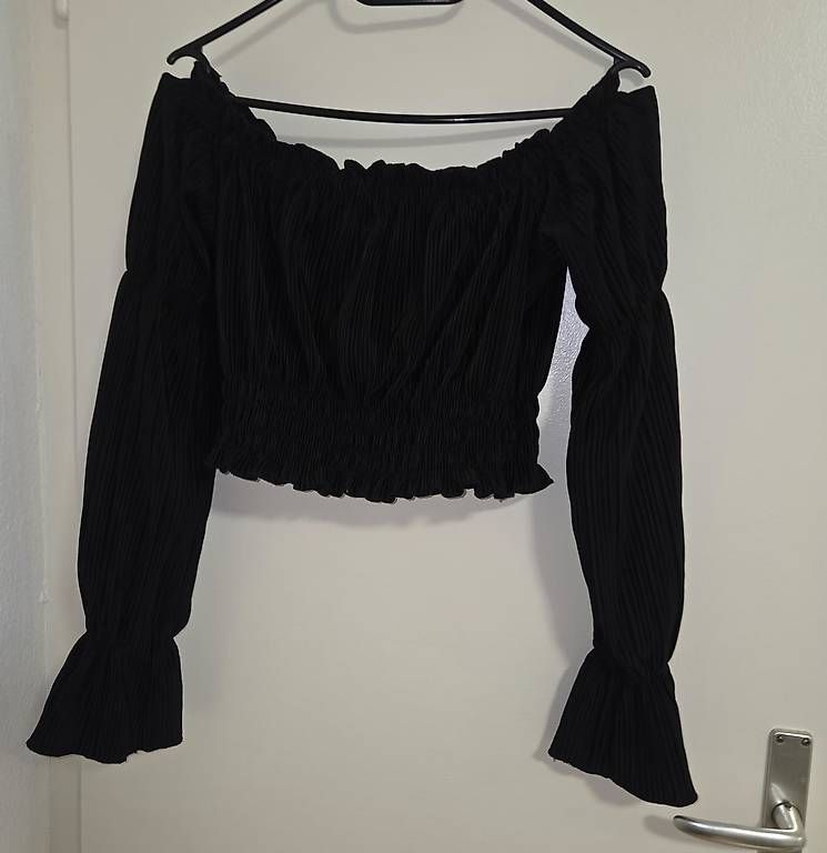 Top: New Yorker Offshoulder Top – Usato da St. Gallen venduto da ruz_t5lk 2