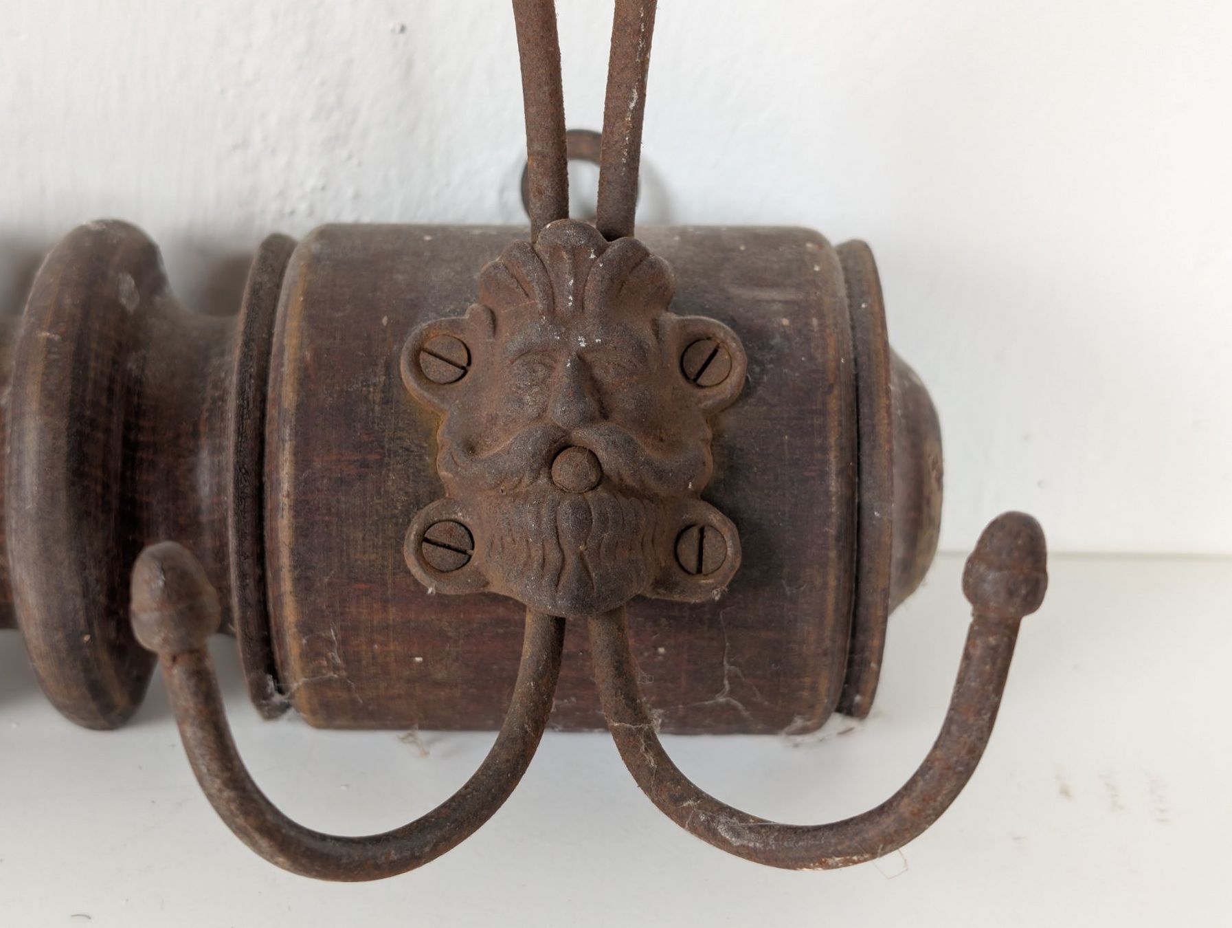Guardaroba: Garderobenleiste mit Patina – Usato da Winterthur venduto da Hint17 1