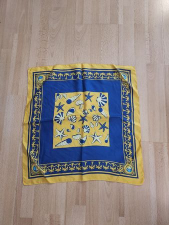 Foulard en soie bleu et jaune motif coquillages 