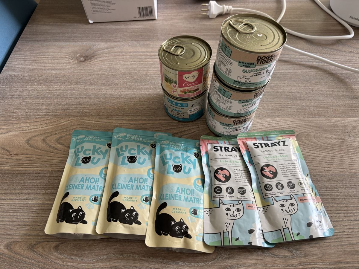 Futter: Katzenfutter Mix: Nassfutter, Dosen, Strayz, Lucky Lou! – Neu (gemäss Beschreibung) aus Zürich von birokitti 1