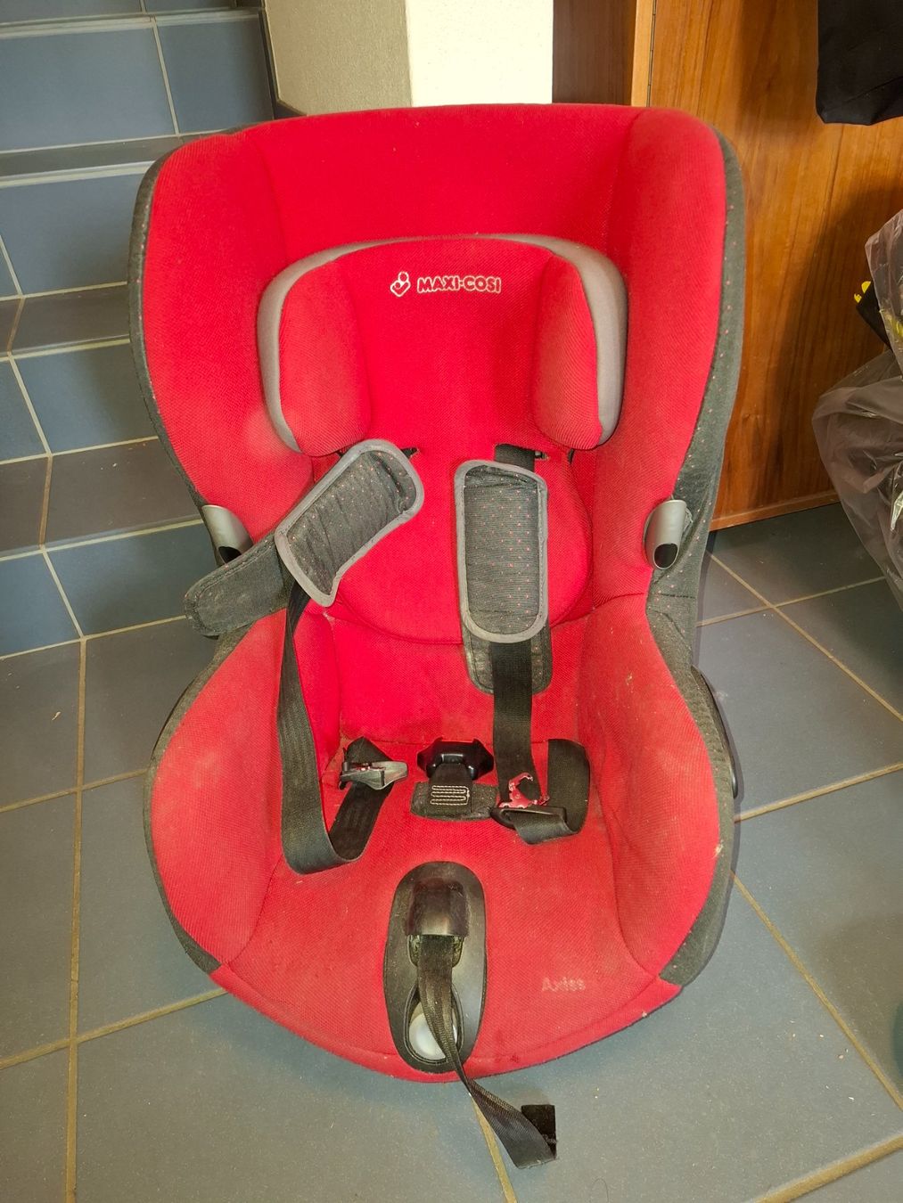 Maxi-Cosi Seggiolini per auto: Maxi-Cosi Autositz rot, gebraucht. – Usato da Rorschacherberg venduto da LUI1981