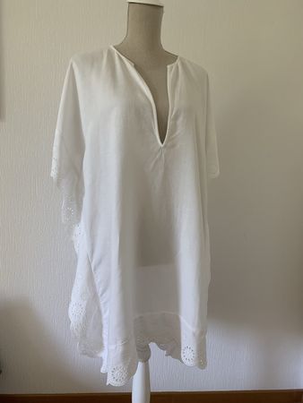 Robe de plage avec broderie neuve