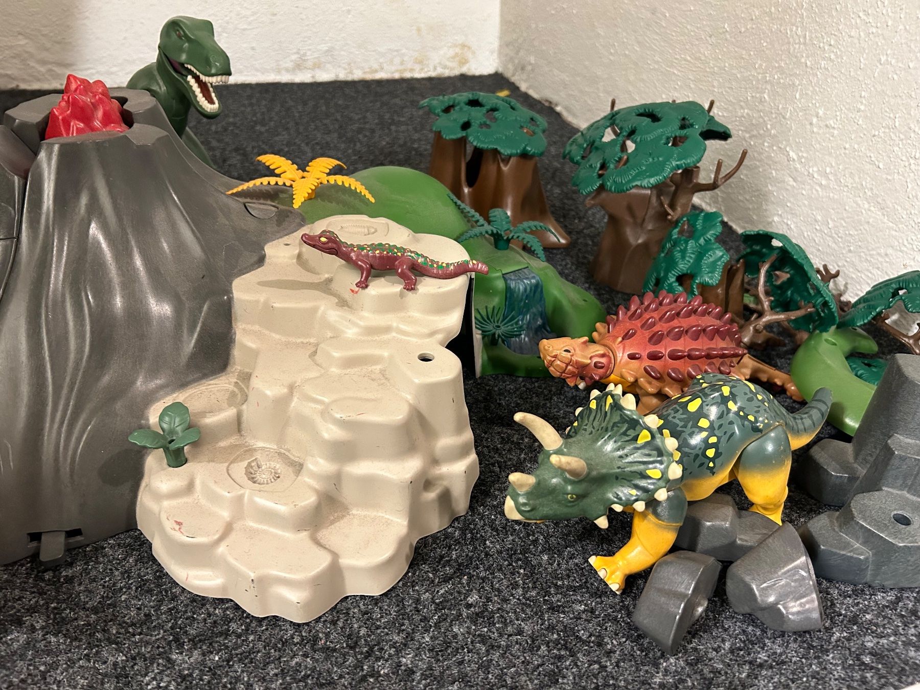 Playmobil Giocattoli: PLAYMOBIL VOLCANO AND DINOSAURS SET – Usato da Gockhausen venduto da CaroQ 1