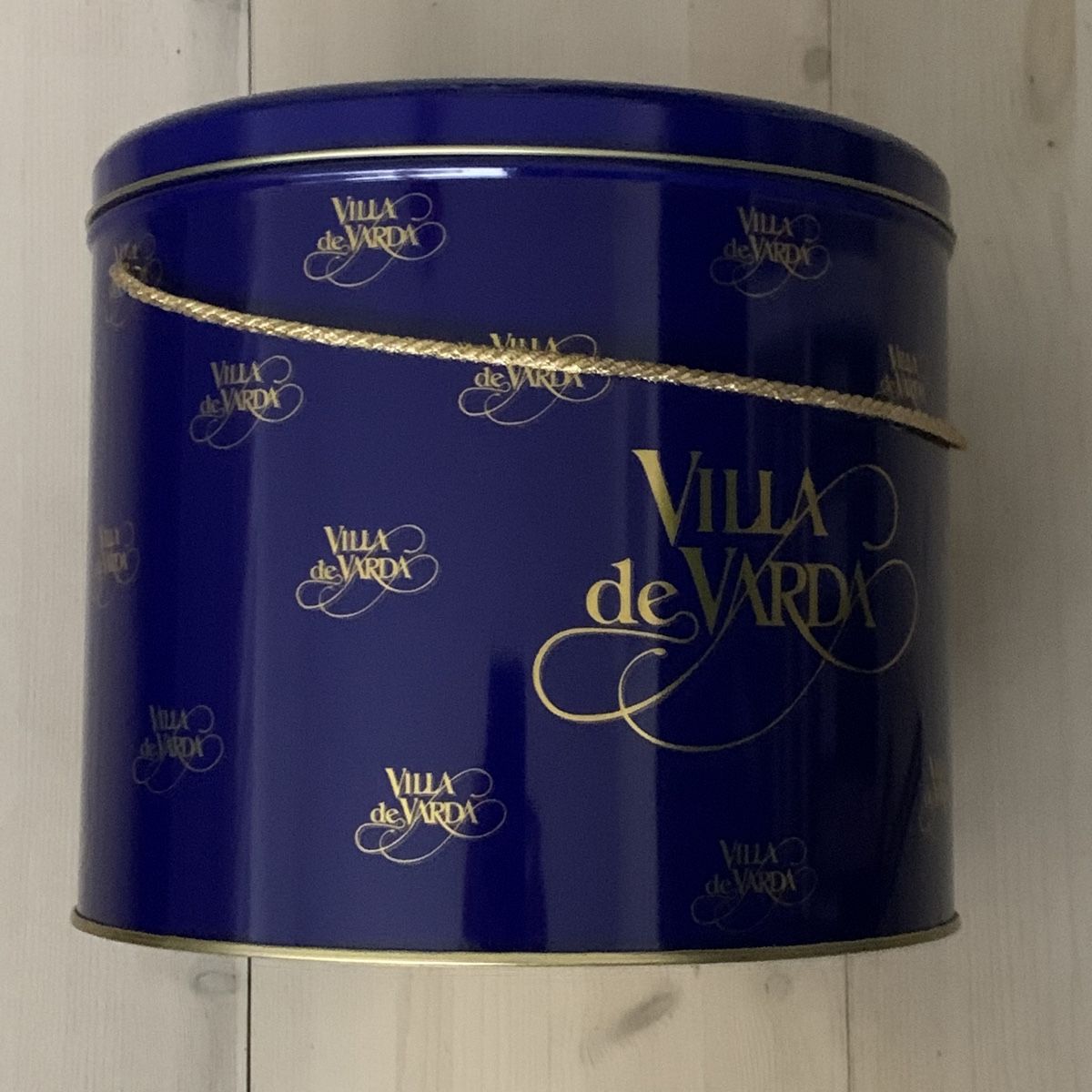 Contenitori & Simili: Große Panettone Blechdose / Dose Villa de Varda – Usato da Hinteregg venduto da GARANTA 3
