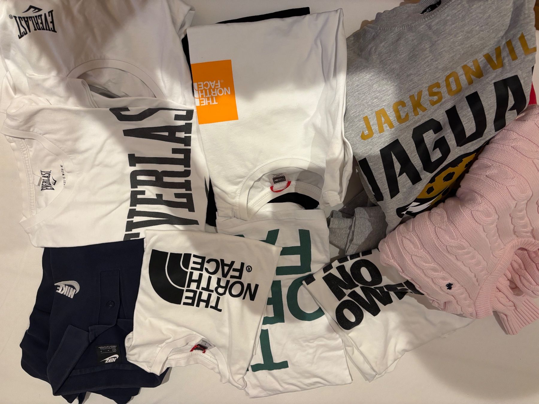 Lotti di vestiti: Lot tshirts polo pulls – Usato da Muraz (Collombey) venduto da Ivm_21