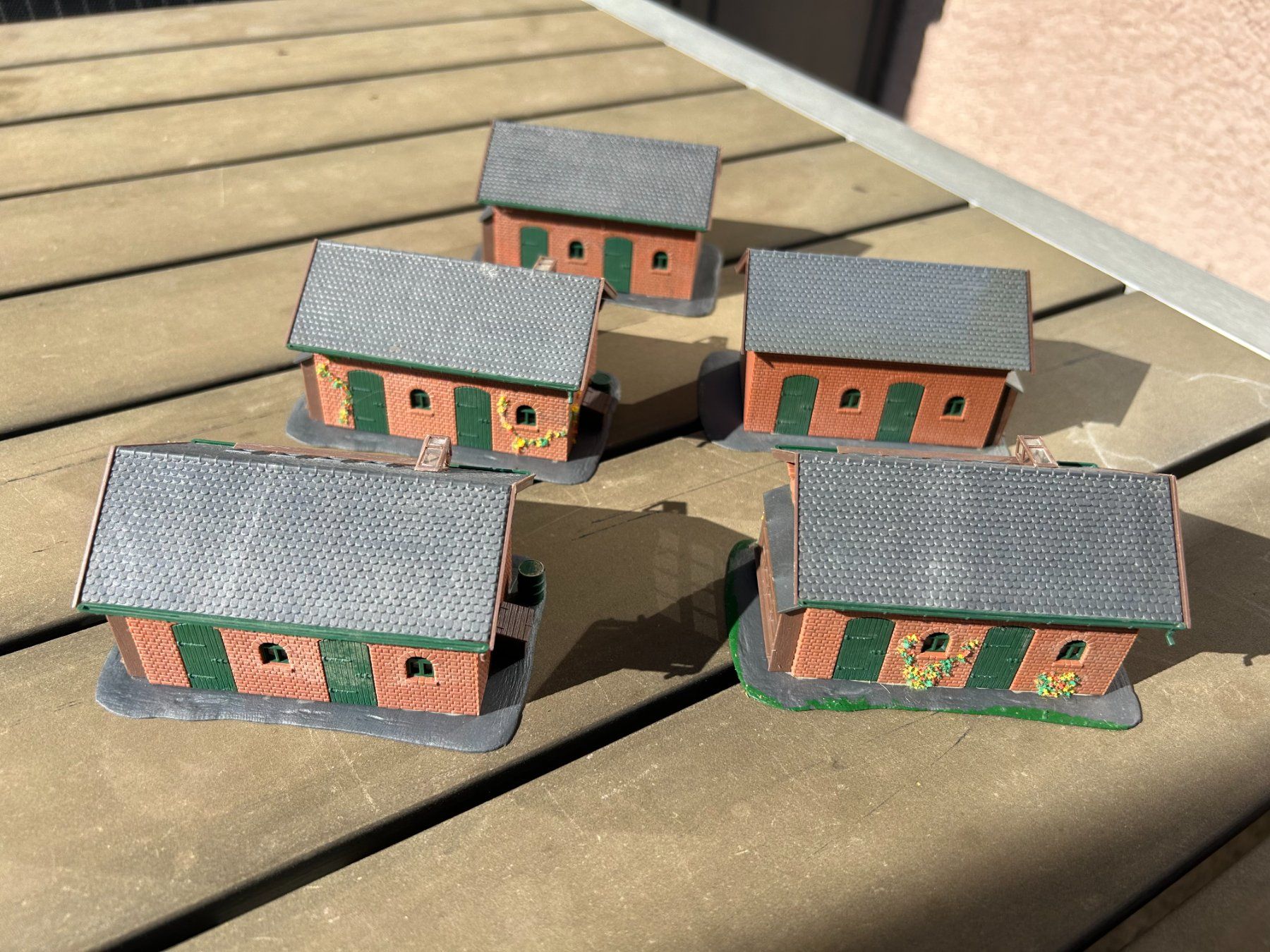 Kibri Modellini di ferrovie: Kibri set de 5 maisons briques rouges H0 – Usato da Villeret venduto da Sonicjojo